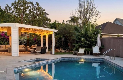 South Redlands House | Tranquil 1-bedroom poolside bungalow in charming South Redlands