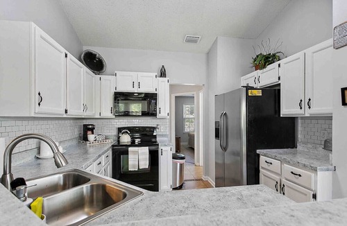 Jacksonville House | Tranquil 2 bdr home - lake view, grill, playground
