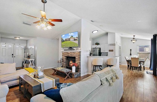 Jacksonville House | Tranquil 2 bdr home - lake view, grill, playground