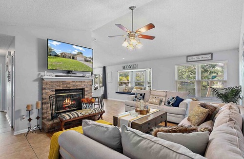 Jacksonville House | Tranquil 2 bdr home - lake view, grill, playground