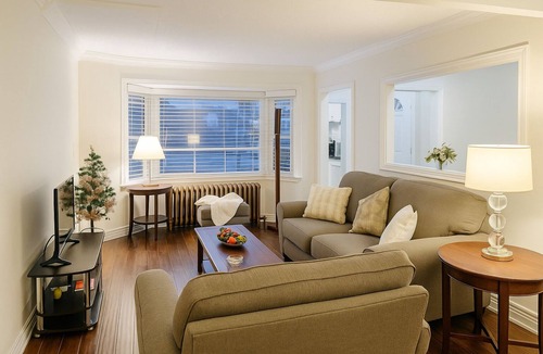 Briar Hill - Belgravia House | Tranquil 2-bedroom house in Central Toronto with 1 Parking