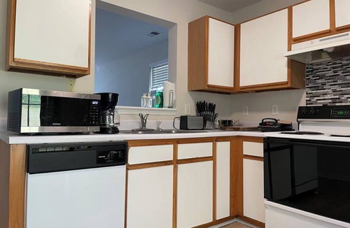 East Raleigh House | Tranquil 2-bedroom townhome with AC in vibrant Raleigh