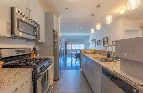 Hackensack River Waterfront Condo | Tranquil 2-bedroom apartment in Jersey City close to NYC with AC, fitness room