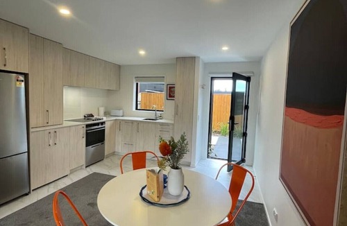 Henderson Apartment | Tranquil 2BR House on Te Kanawa Crescent
