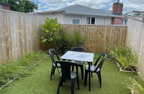 Henderson Apartment | Tranquil 2BR House on Te Kanawa Crescent