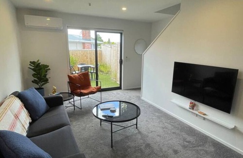 Henderson Apartment | Tranquil 2BR House on Te Kanawa Crescent