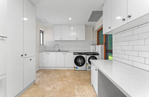 Chandler House | Tranquil 2Ha Escape: 5BD Home + Pool & Play Area