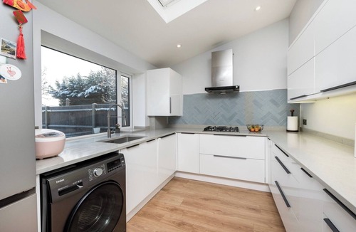 Bromley Common and Keston House | Tranquil 3-Bed Home with Garden View and Parking