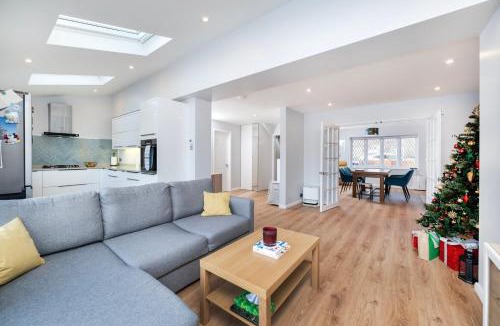 Bromley Common and Keston House | Tranquil 3-Bed Home with Garden View & Parking