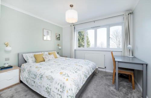 Bromley Common and Keston House | Tranquil 3-Bed Home with Garden View & Parking