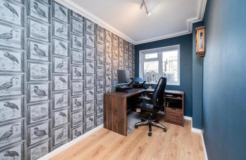 Bromley Common and Keston House | Tranquil 3-Bed Home with Garden View & Parking