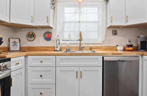 Tulsa House | Tranquil 3-bedroom 2 Bath, HotTub, Ping Pong, backs up to Park, hosting w/heart