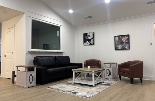 Orange House | Tranquil 3-bedroom house with soaking tubs in charming Orange
