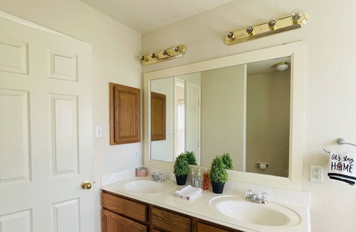 Porter House | Tranquil 3-bedroom house with AC in charming Porter - IAH