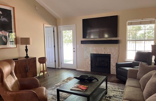 Fayetteville House | Tranquil 3-bedroom house with AC and Fire Place in charming Fayetteville