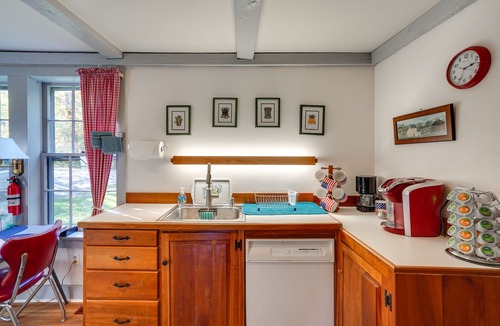 Glendale House | Tranquil 3 BR Stockbridge House w/Private Deck!