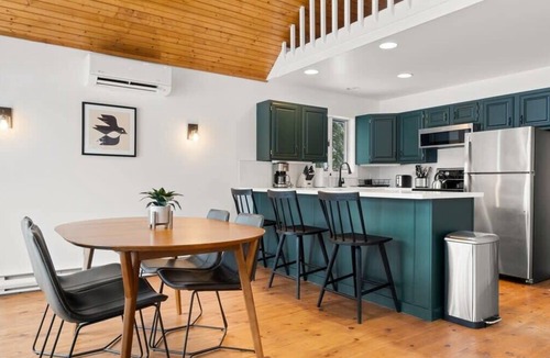 Becket House | Tranquil 3-BR Waterfront Retreat