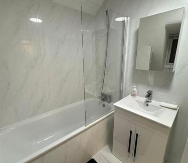 Furzedown Apartment | Tranquil 3BD in Streatham