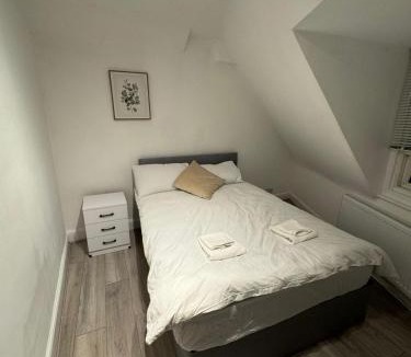 Furzedown Apartment | Tranquil 3BD in Streatham