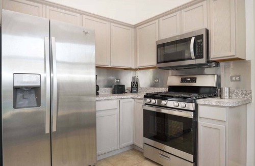 Plainfield House | Tranquil 4BR in Naperville-Plainfield