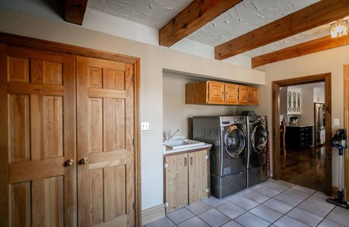 Uxbridge House | Tranquil 4BR Pondside Retreat: Hot Tub, BBQ, Gym.