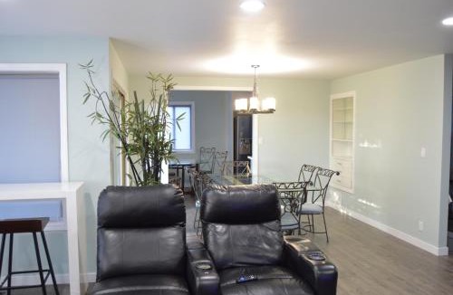Kenmore Apartment | Tranquil and Modern Home 3br