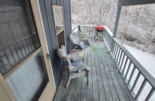 Savanna Cabin | Tranquil blue cabin at River Rail Retreats at palisades
