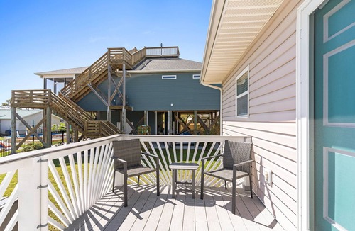 Yaupon Beach House | Tranquil Breeze - Book now summer is filling fast! 5 min. walk to the beach!