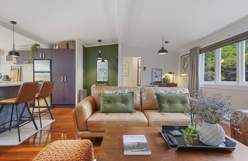 Titirangi Apartment | Tranquil Bush Haven - Gardens - Bayview