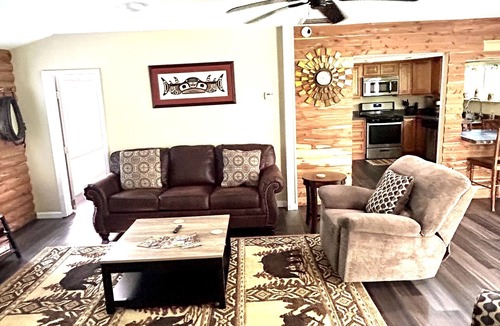 Gatlinburg House | Tranquil cabin on 2 acres, creek, bbq, fire pit 1min to dwtn Gat, 5 min P. Forge