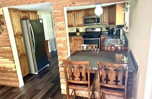 Gatlinburg House | Tranquil cabin on 2 acres, creek, bbq, fire pit 1min to dwtn Gat, 5 min P. Forge
