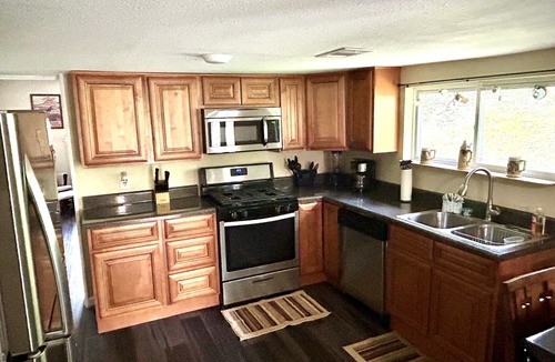 Gatlinburg House | Tranquil cabin on 2 acres, creek, bbq, fire pit 1min to dwtn Gat, 5 min P. Forge