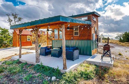 Harper Cabin | Tranquil cabin with firepit, AC, covered patio and free wifi