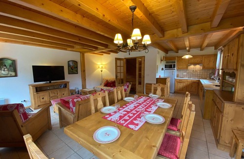 Montanaire Ski Chalet | Tranquil Chalet - 3BR, Terrace, Near Village, Pet-Friendly, Free Shuttle