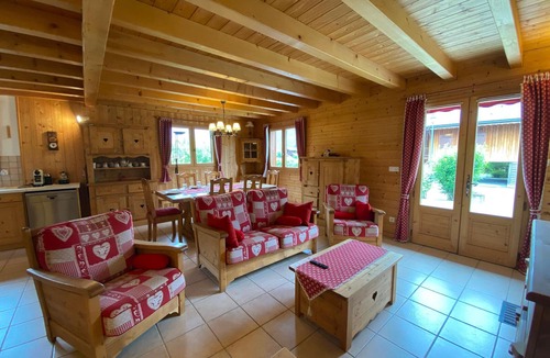 Montanaire Ski Chalet | Tranquil Chalet - 3BR, Terrace, Near Village, Pet-Friendly, Free Shuttle