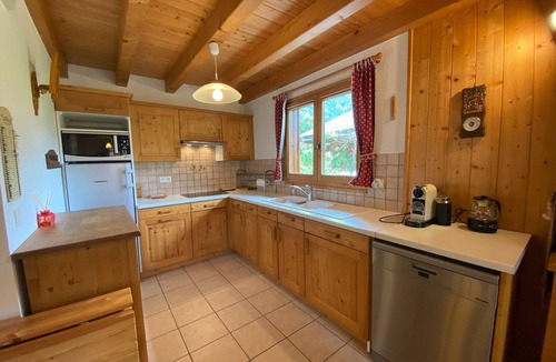 Montanaire Ski Chalet | Tranquil Chalet - 3BR, Terrace, Near Village, Pet-Friendly, Free Shuttle