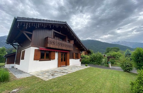 Montanaire Ski Chalet | Tranquil Chalet - 3BR, Terrace, Near Village, Pet-Friendly, Free Shuttle