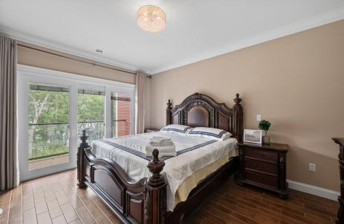 Prospect Bay House | Tranquil Chateau on Moody Lake