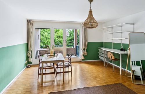 Hirslanden Apartment | Tranquil City Haven: Close to Lake