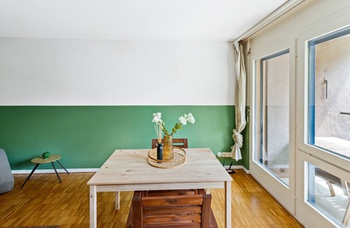 Hirslanden Apartment | Tranquil City Haven: Close to Lake