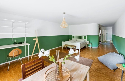 Hirslanden Apartment | Tranquil City Haven: Close to Lake