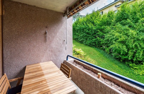 Hirslanden Apartment | Tranquil City Haven: Close to Lake