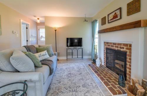 Midlothian House | Tranquil Cottage in Virginia Countryside w/Pond!