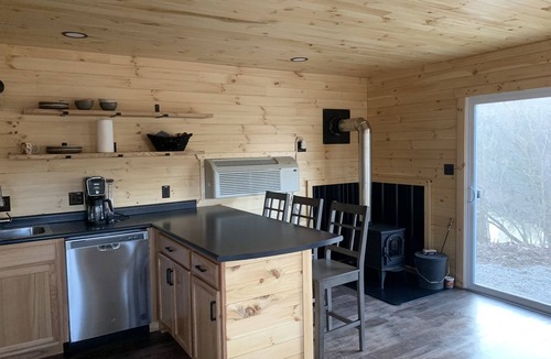 Frazeysburg Cabin | Tranquil creek view cabin