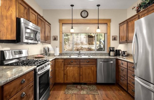 Columbia Falls House | Tranquil Creekside Cabin