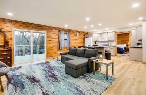 Pineville House | Tranquil Creekside Hideout: Families Welcome!