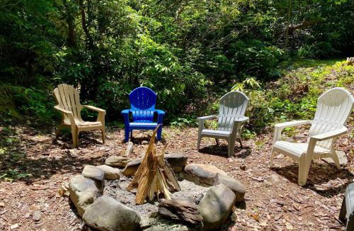 Maggie Valley House | Tranquil Creekside Cabin - amazing outdoor space!