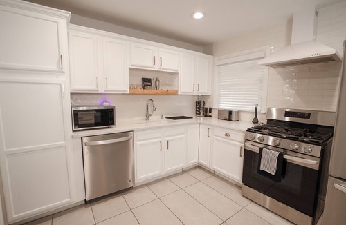 Lochwood House | Tranquil Entire House 3BD2BA w/Peloton Bike & Tesla Charger