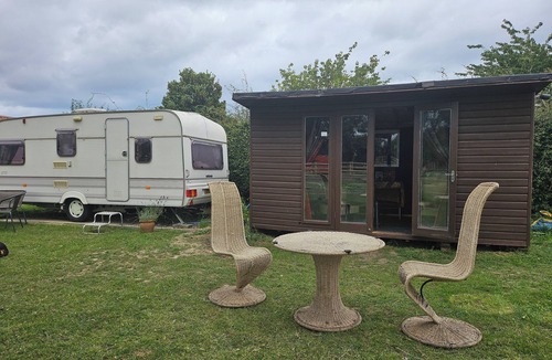 Mablethorpe Cabin | Tranquil Equestrian Escape - Sleeps 2