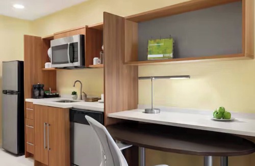 Pooler Hotel | Tranquil Escape w/Free Breakfast, Pets Allowed - Great for Weekend Trips!